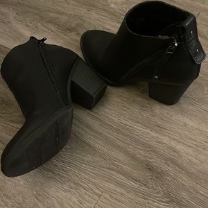 DOUBLE SIDE ZIP BLOCK HEEL BOOTIE W/Grommets